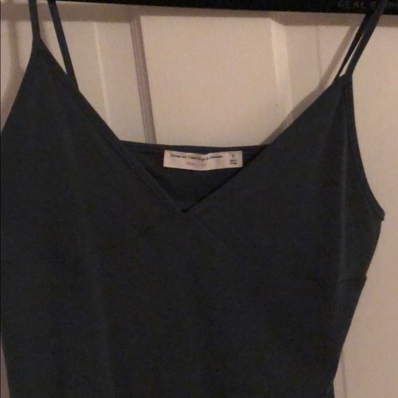 Green tank, form fitting - Picture 3 of 3